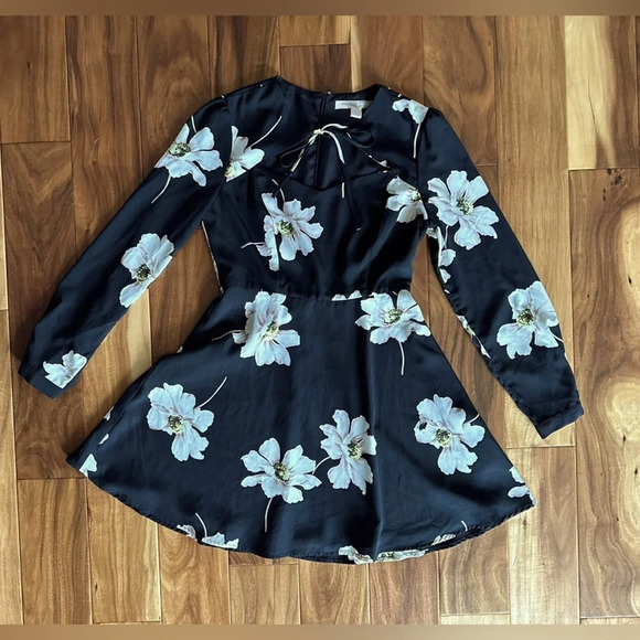 Forever 21 Black Sleeved Mini Floral Dress size Medium - Picture 1 of 6